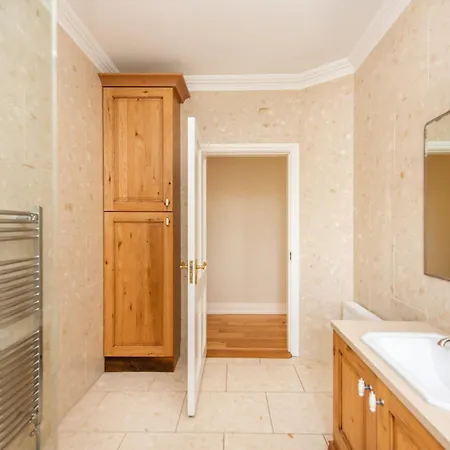 Villa 5 Bed - Sleeps 10 - Hot Tub - Country Views *