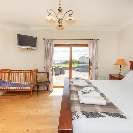 Villa 5 Bed - Sleeps 10 - Hot Tub - Country Views *