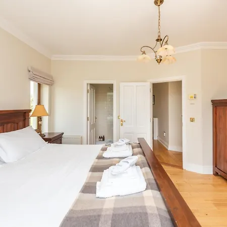 5 Bed - Sleeps 10 - Hot Tub - Country Views *