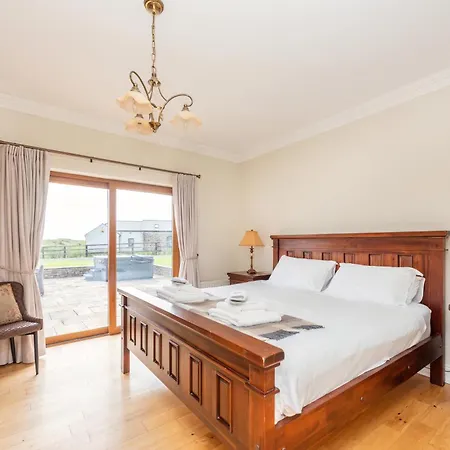 5 Bed - Sleeps 10 - Hot Tub - Country Views