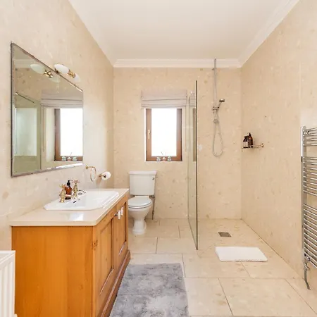 5 Bed - Sleeps 10 - Hot Tub - Country Views * Sluggera