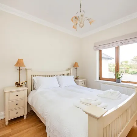 5 Bed - Sleeps 10 - Hot Tub - Country Views Villa