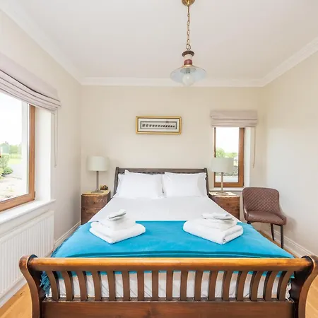 Villa 5 Bed - Sleeps 10 - Hot Tub - Country Views Sluggera