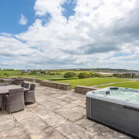 Villa 5 Bed - Sleeps 10 - Hot Tub - Country Views