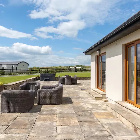 5 Bed - Sleeps 10 - Hot Tub - Country Views Villa Sluggera