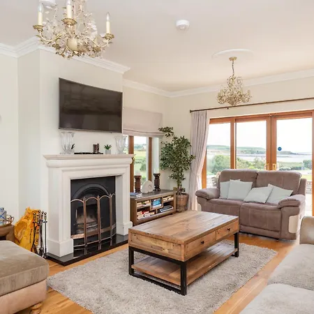 5 Bed - Sleeps 10 - Hot Tub - Country Views