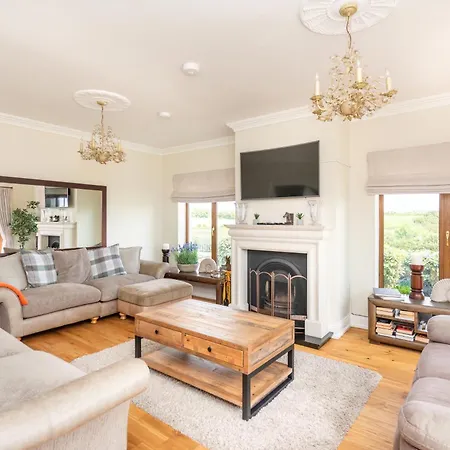 Villa 5 Bed - Sleeps 10 - Hot Tub - Country Views *
