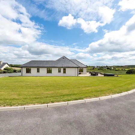 5 Bed - Sleeps 10 - Hot Tub - Country Views Villa Sluggera