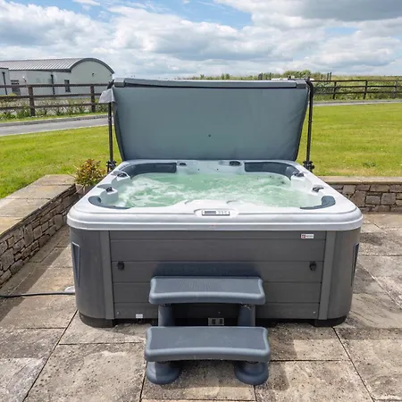 Villa 5 Bed - Sleeps 10 - Hot Tub - Country Views *