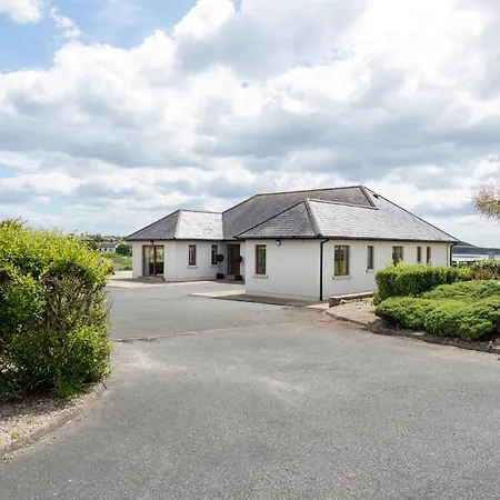 Villa 5 Bed - Sleeps 10 - Hot Tub - Country Views Sluggera