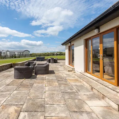 5 Bed - Sleeps 10 - Hot Tub - Country Views واتيرفورد