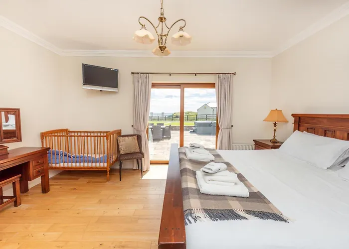 Villa 5 Bed - Sleeps 10 - Hot Tub - Country Views *