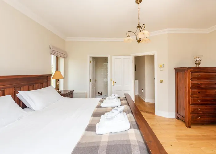 5 Bed - Sleeps 10 - Hot Tub - Country Views *