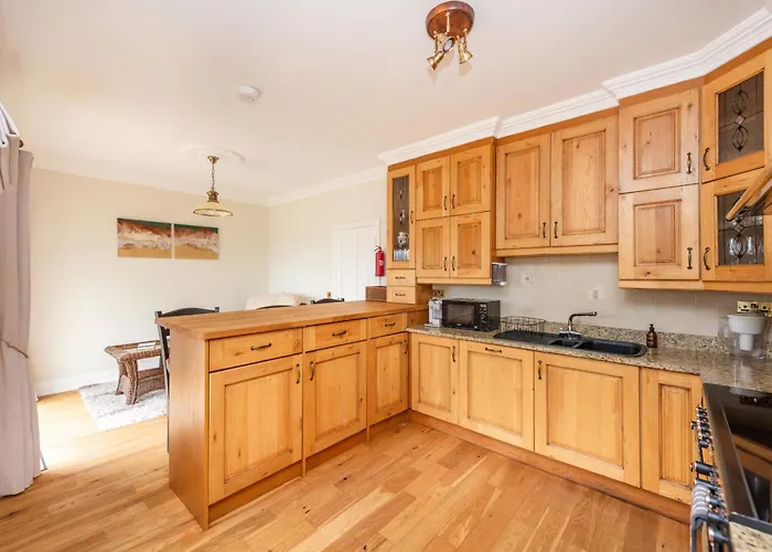Villa 5 Bed - Sleeps 10 - Hot Tub - Country Views Waterford