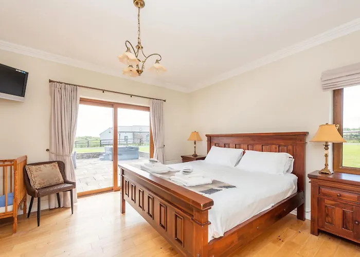 5 Bed - Sleeps 10 - Hot Tub - Country Views