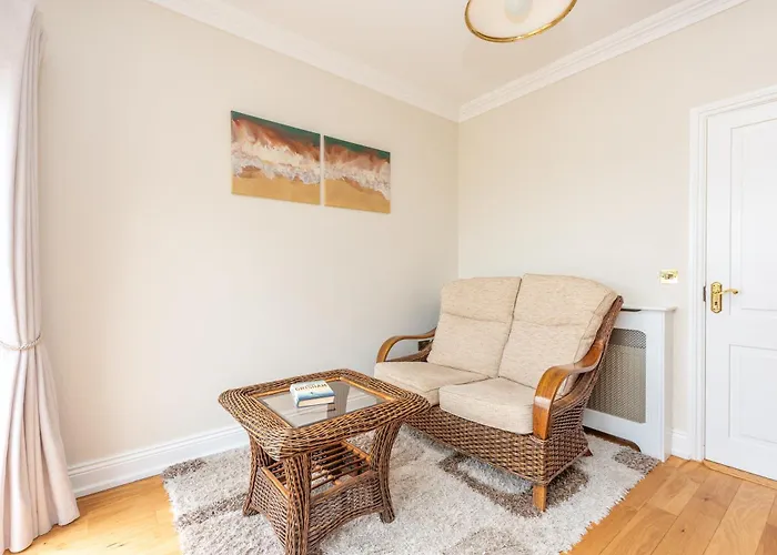 Villa 5 Bed - Sleeps 10 - Hot Tub - Country Views Waterford