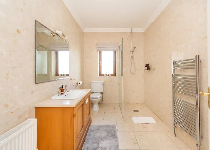 5 Bed - Sleeps 10 - Hot Tub - Country Views * 워터퍼드