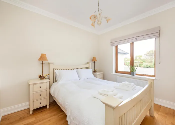 5 Bed - Sleeps 10 - Hot Tub - Country Views Villa