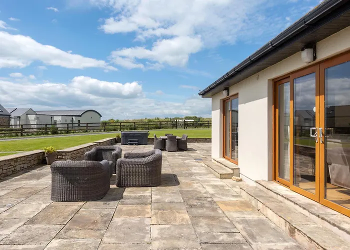5 Bed - Sleeps 10 - Hot Tub - Country Views Villa Waterford
