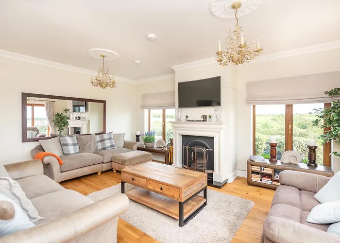 Villa 5 Bed - Sleeps 10 - Hot Tub - Country Views *