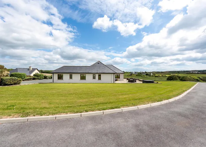 5 Bed - Sleeps 10 - Hot Tub - Country Views Villa Waterford