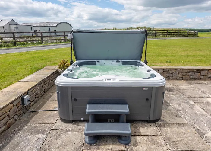 Villa 5 Bed - Sleeps 10 - Hot Tub - Country Views *