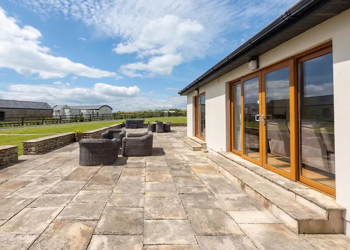 5 Bed - Sleeps 10 - Hot Tub - Country Views Waterford